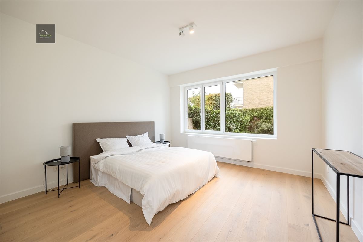 Gerenoveerd gelijkvloers appartement met tuin en garagebox