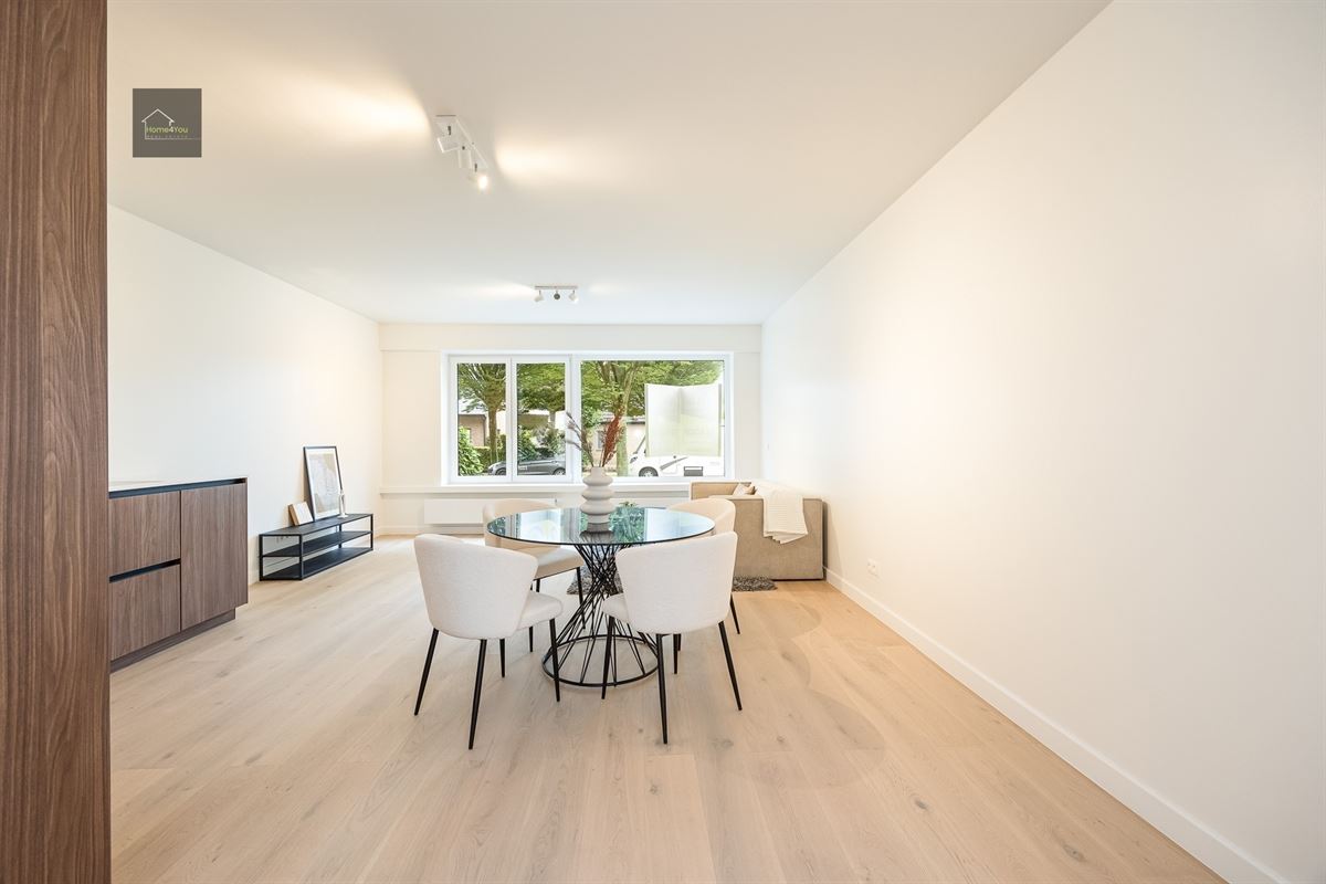 Gerenoveerd gelijkvloers appartement met tuin en garagebox