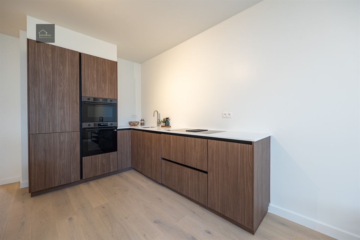 Gerenoveerd gelijkvloers appartement met tuin en garagebox