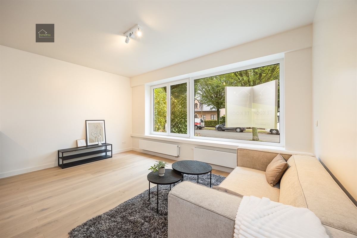 Gerenoveerd gelijkvloers appartement met tuin en garagebox