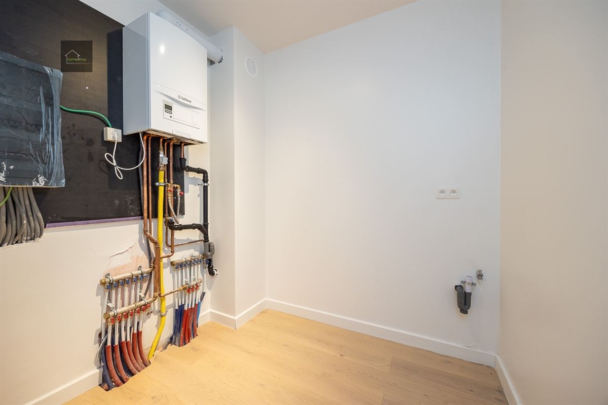 Gerenoveerd gelijkvloers appartement met tuin en garagebox