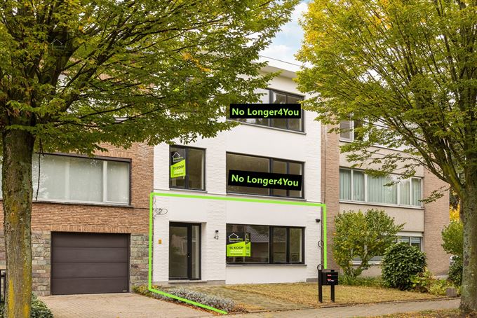 Gerenoveerd gelijkvloers appartement met tuin en garagebox