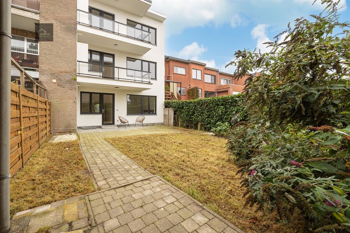 Gerenoveerd gelijkvloers appartement met tuin en garagebox