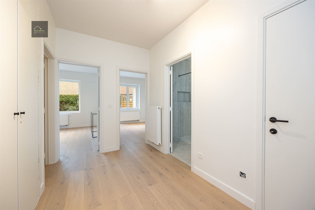 Gerenoveerd gelijkvloers appartement met tuin en garagebox