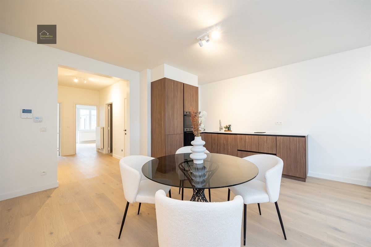 Gerenoveerd gelijkvloers appartement met tuin en garagebox