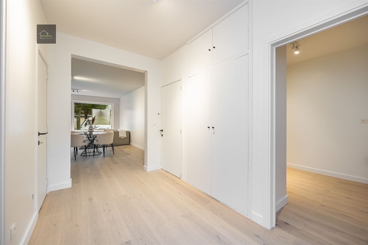 Gerenoveerd gelijkvloers appartement met tuin en garagebox