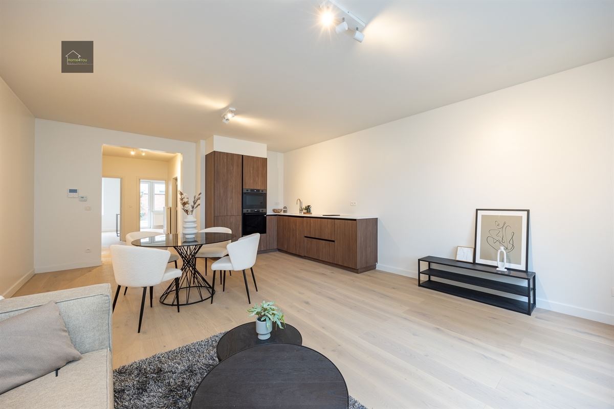 Gerenoveerd gelijkvloers appartement met tuin en garagebox
