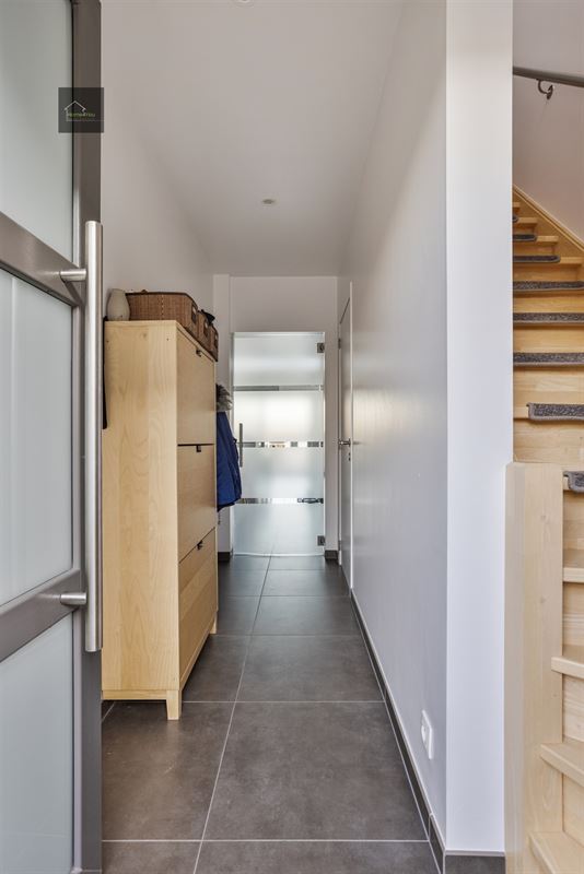 Gerenoveerde rijwoning met 2 slaapkamers, mooie tuin/terras.