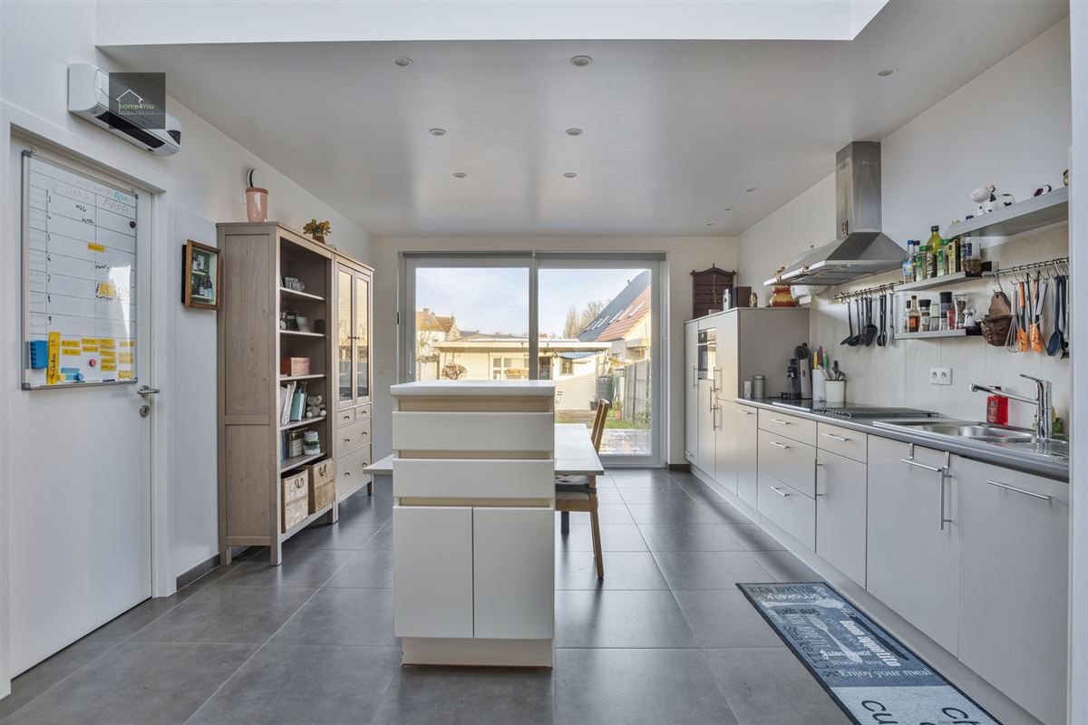 Gerenoveerde rijwoning met 2 slaapkamers, mooie tuin/terras.