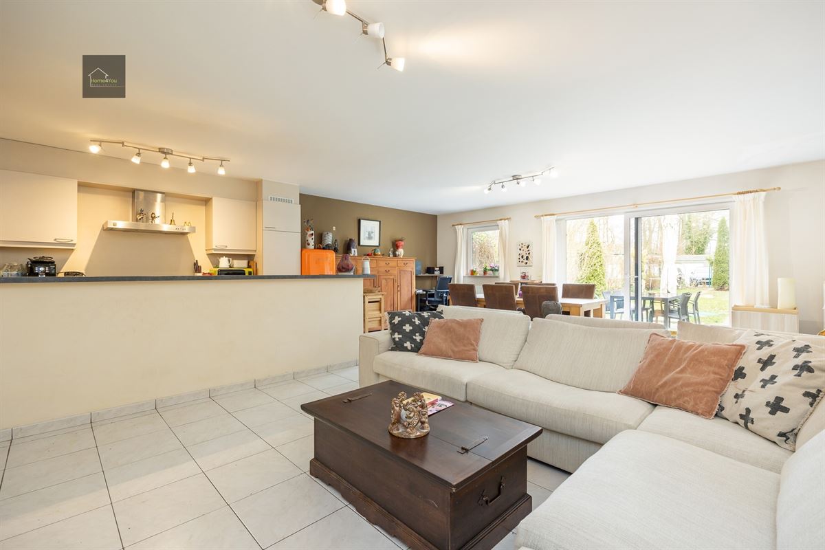 Ruim gelijkvloers appartement met tuin, parking en garagebox