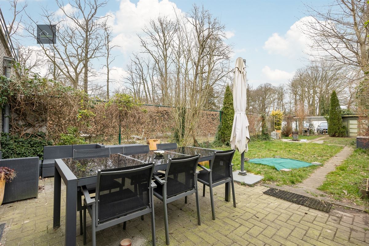 Ruim gelijkvloers appartement met tuin, parking en garagebox