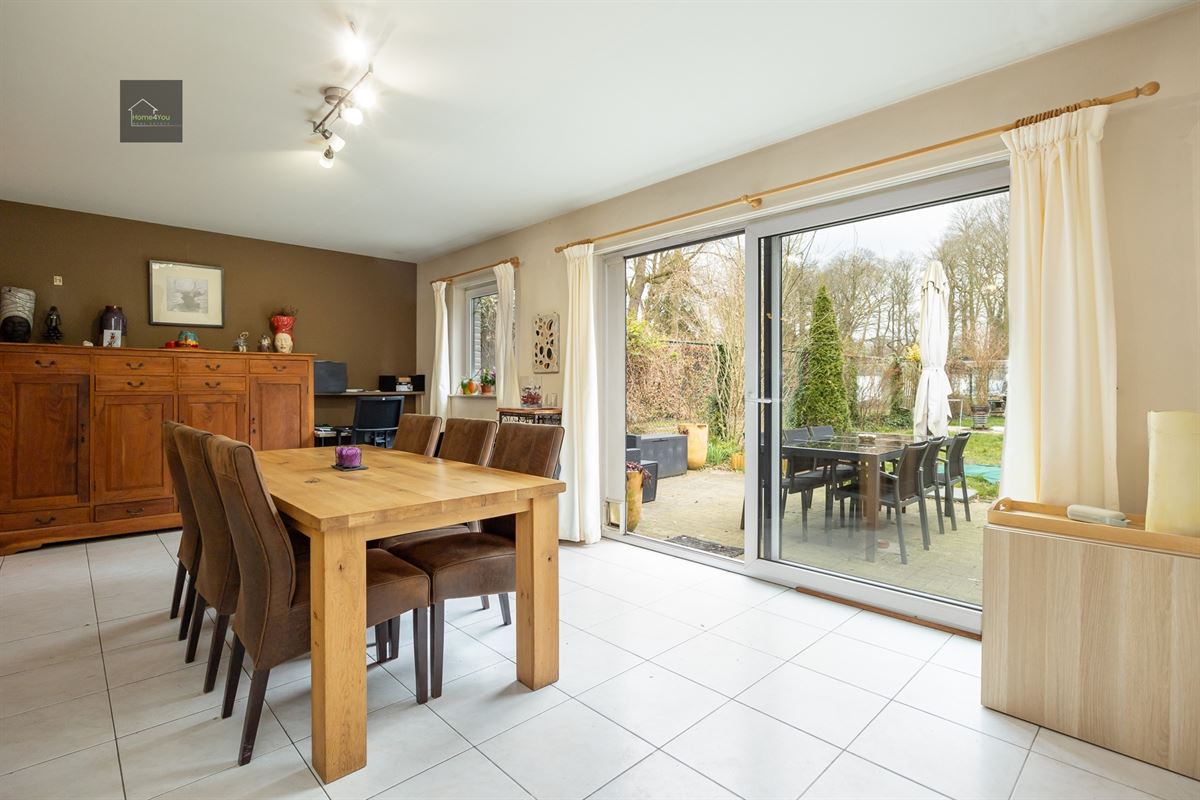 Ruim gelijkvloers appartement met tuin, parking en garagebox