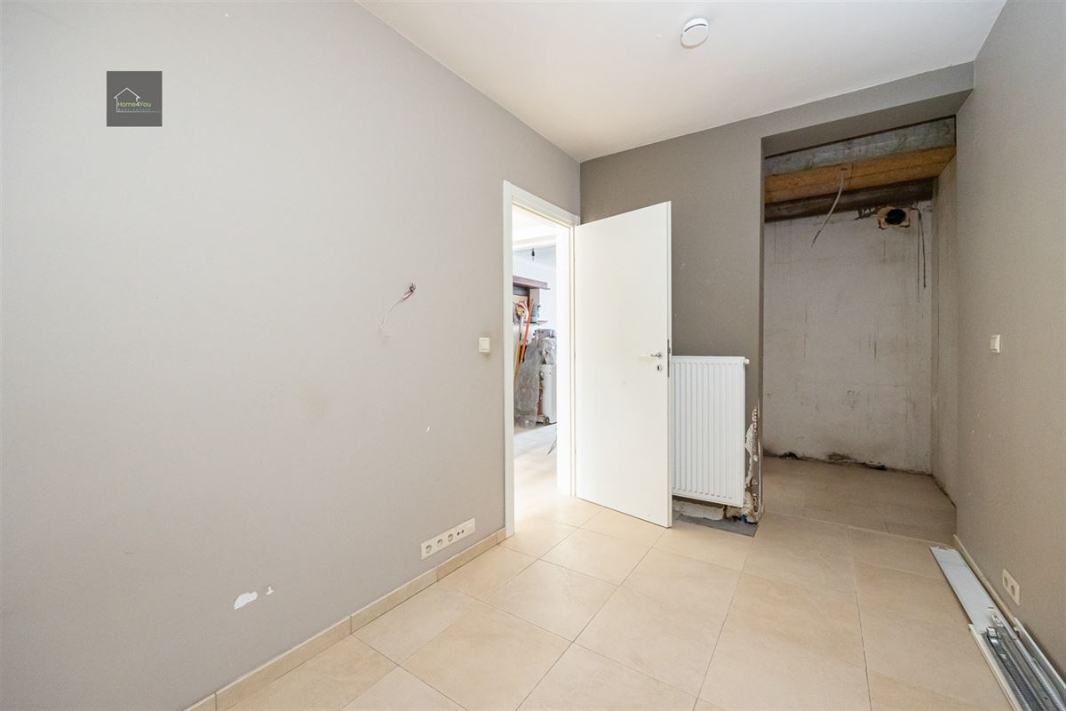 Af te werken ruime woning met uitweg achteraan