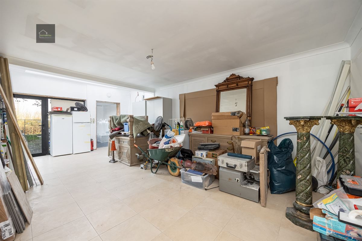Af te werken ruime woning met uitweg achteraan