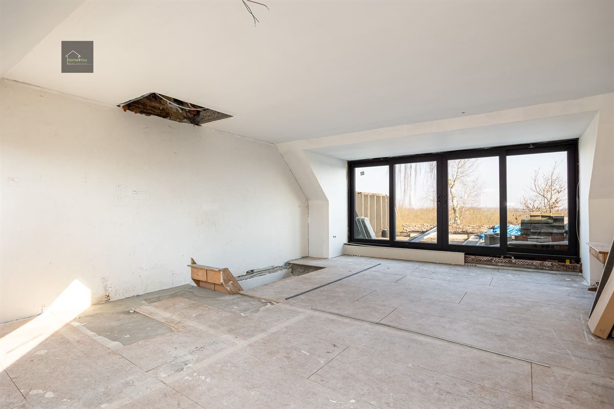 Af te werken ruime woning met uitweg achteraan