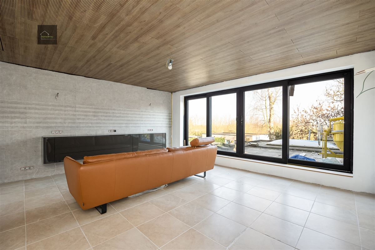 Af te werken ruime woning met uitweg achteraan