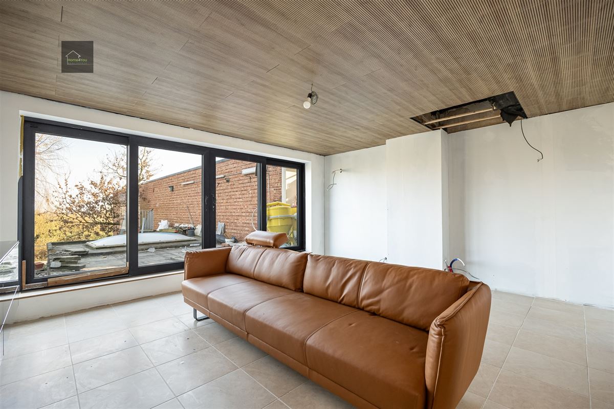 Af te werken ruime woning met uitweg achteraan