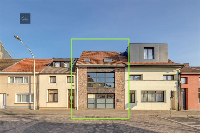 Af te werken ruime woning met uitweg achteraan