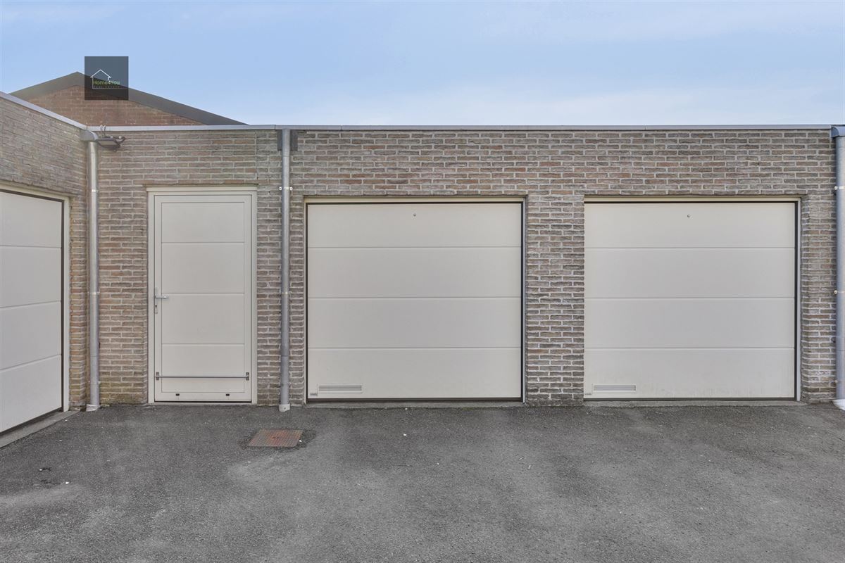 Ruime garage met elektrische poort te centrum Ieper.