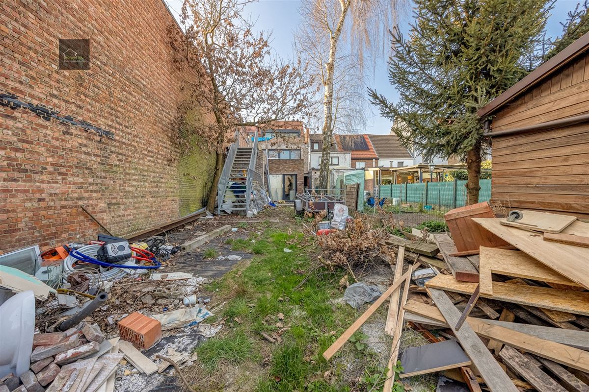 Af te werken ruime woning met uitweg achteraan
