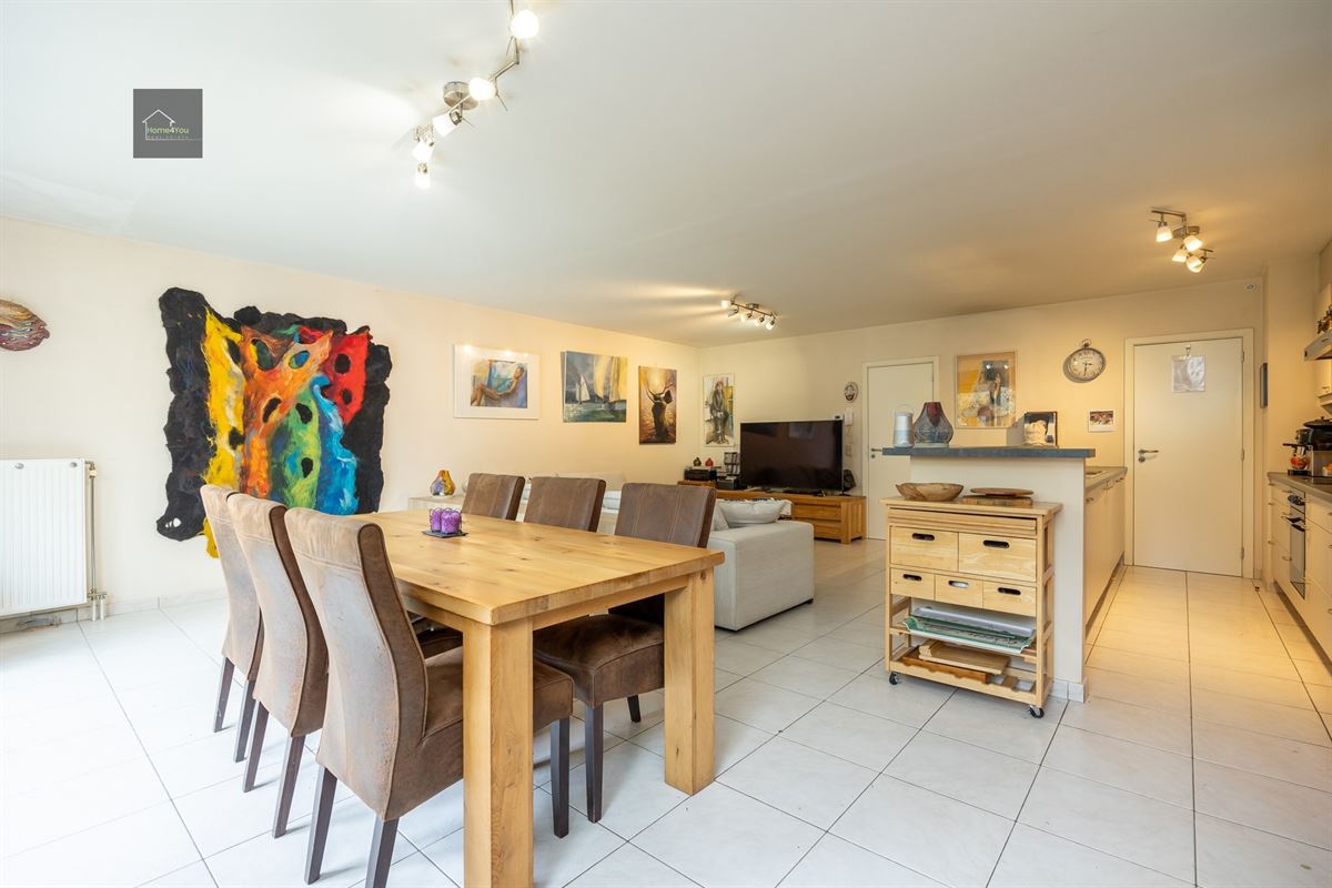 Ruim gelijkvloers appartement met tuin, parking en garagebox
