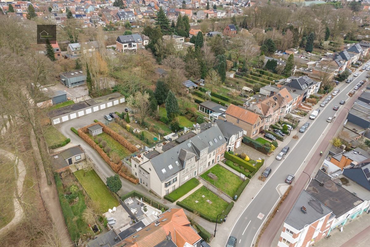 Ruim gelijkvloers appartement met tuin, parking en garagebox
