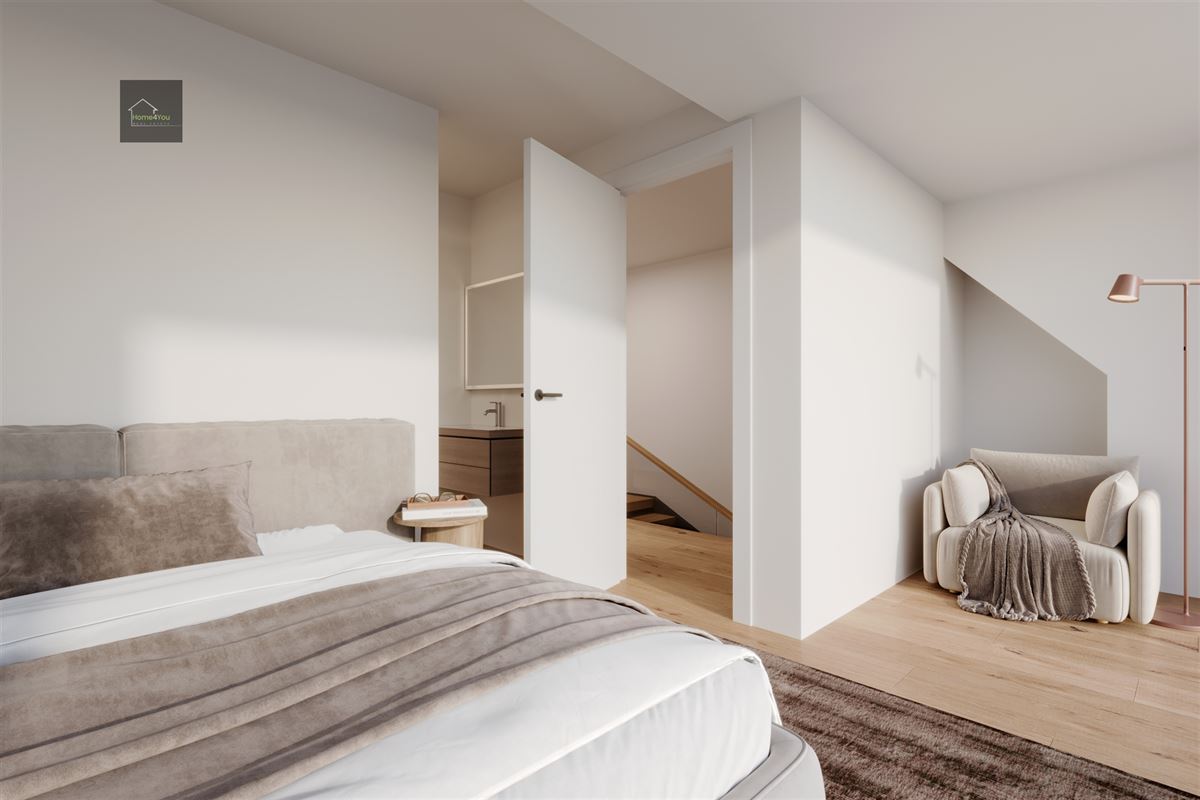 Af te werken ruime woning met uitweg achteraan