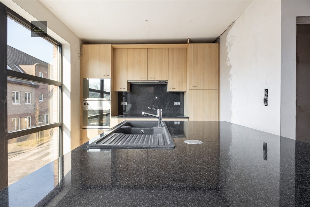 Af te werken ruime woning met uitweg achteraan