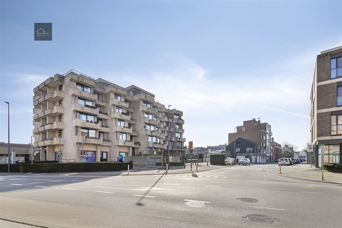 Ruime garage met elektrische poort te centrum Ieper.