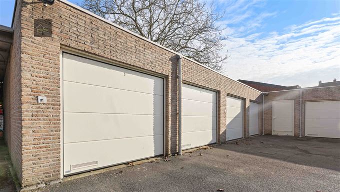 Ruime garage met elektrische poort te centrum Ieper.