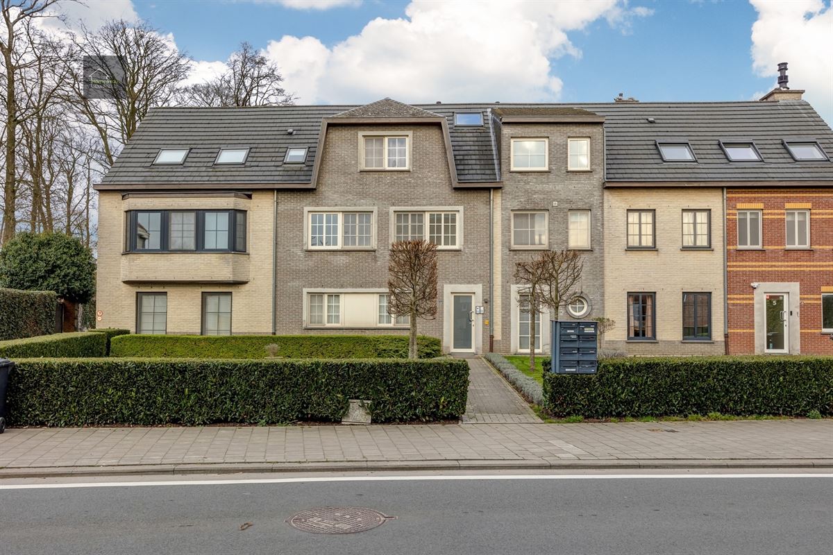 Ruim gelijkvloers appartement met tuin, parking en garagebox