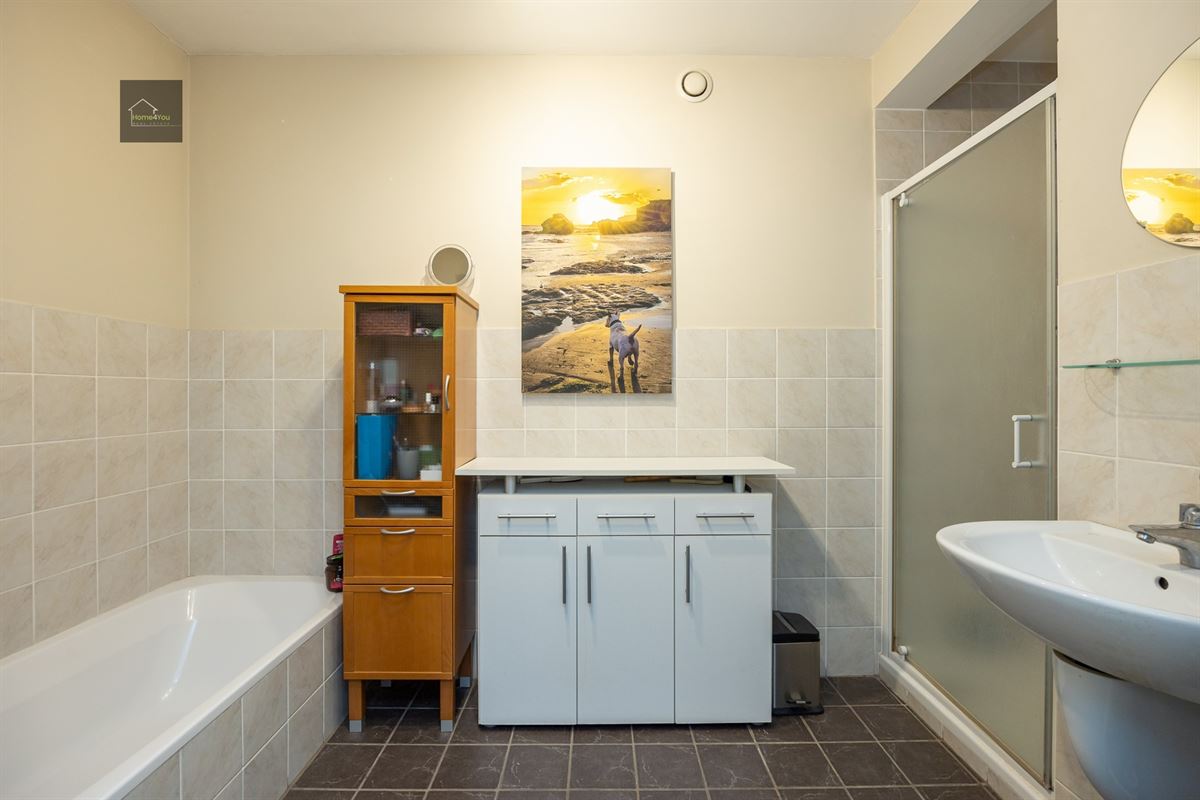 Ruim gelijkvloers appartement met tuin, parking en garagebox