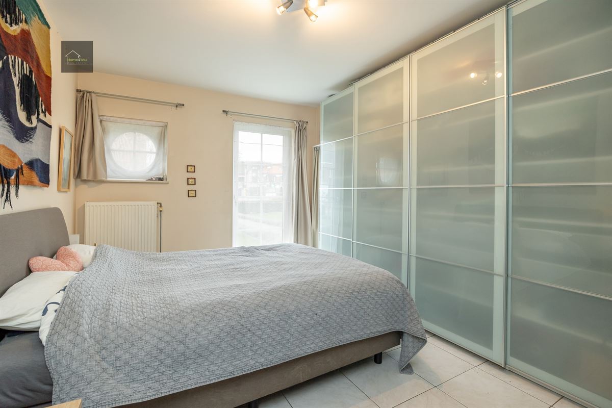 Ruim gelijkvloers appartement met tuin, parking en garagebox