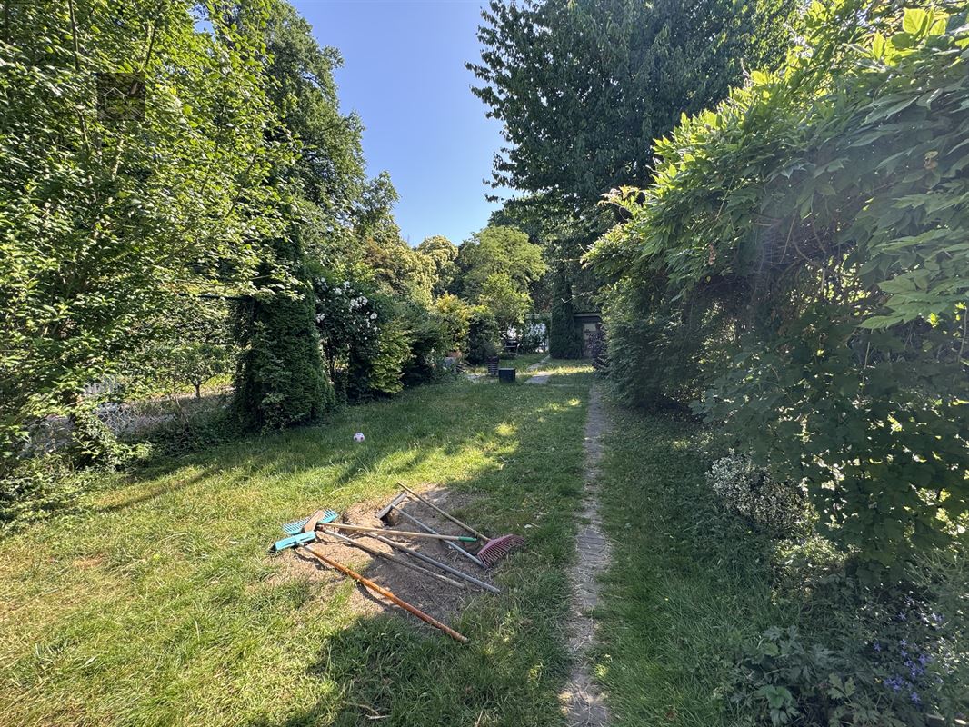 Ruim gelijkvloers appartement met tuin, parking en garagebox