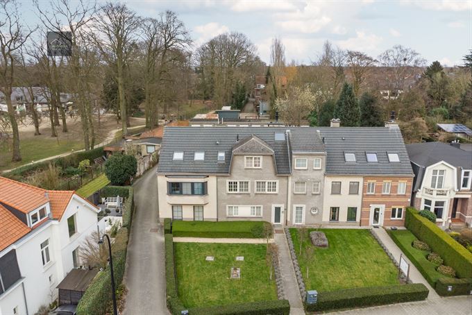 Ruim gelijkvloers appartement met tuin, parking en garagebox