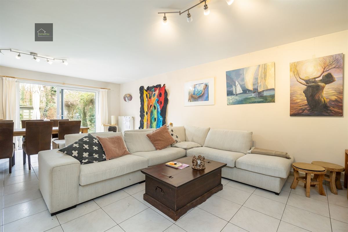 Ruim gelijkvloers appartement met tuin, parking en garagebox