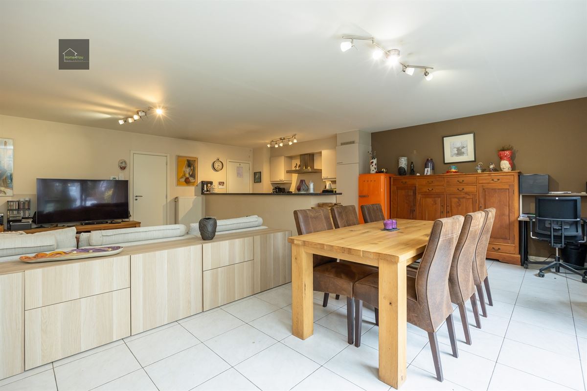 Ruim gelijkvloers appartement met tuin, parking en garagebox