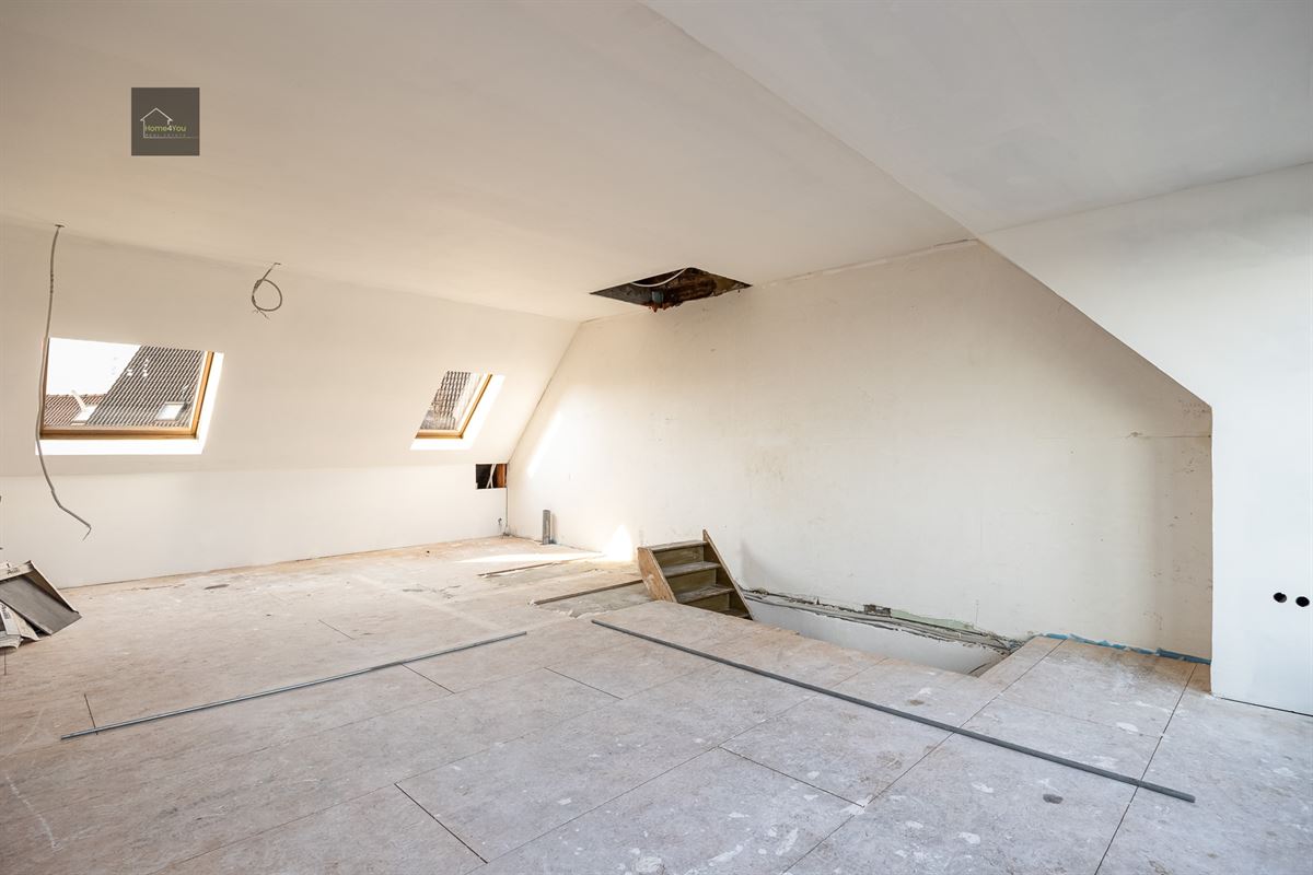 Af te werken ruime woning met uitweg achteraan