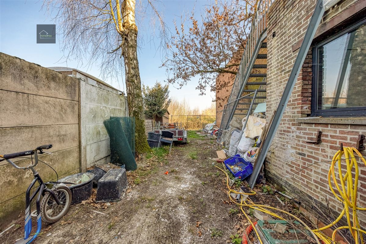 Af te werken ruime woning met uitweg achteraan