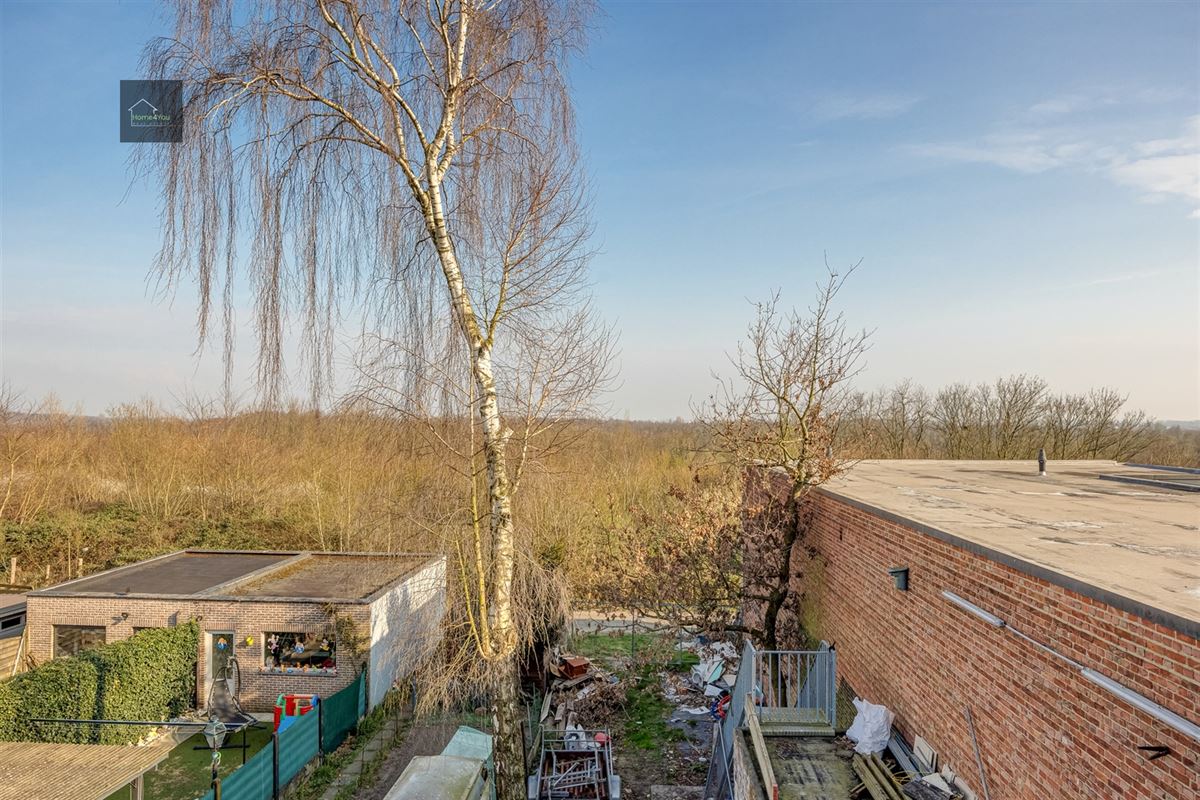 Af te werken ruime woning met uitweg achteraan