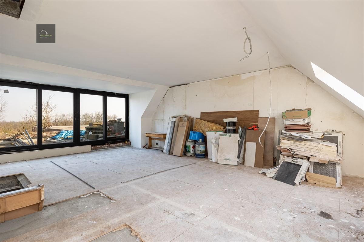 Af te werken ruime woning met uitweg achteraan