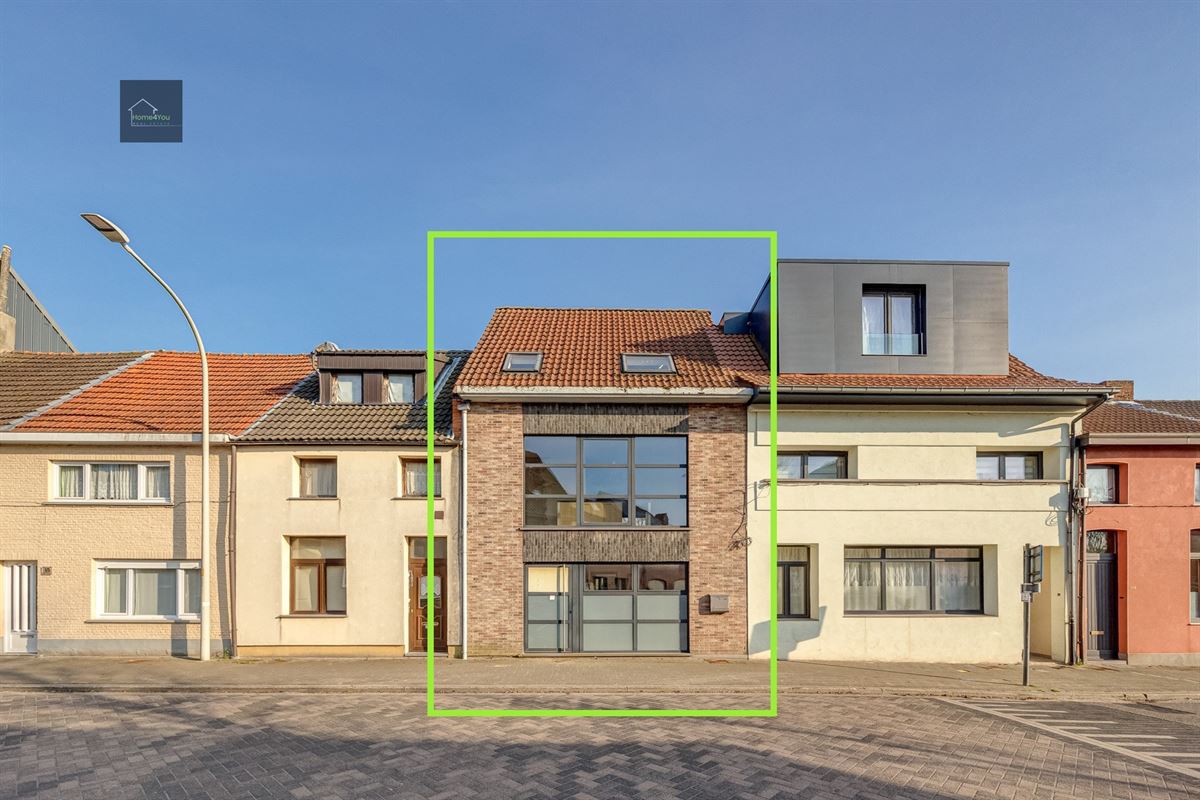 Af te werken ruime woning met uitweg achteraan