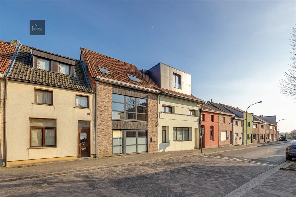 Af te werken ruime woning met uitweg achteraan