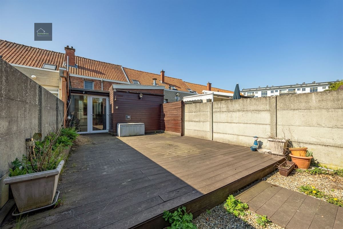 Te renoveren rijwoning met tuintje