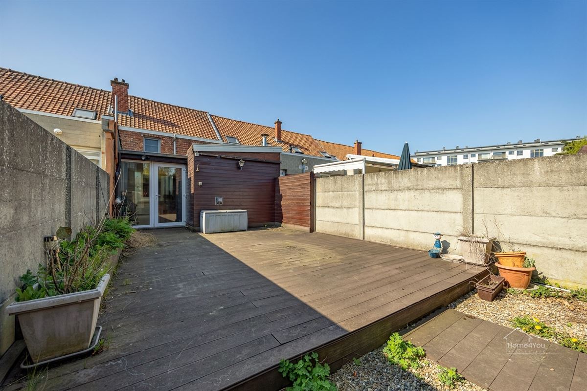 Te renoveren rijwoning met tuintje