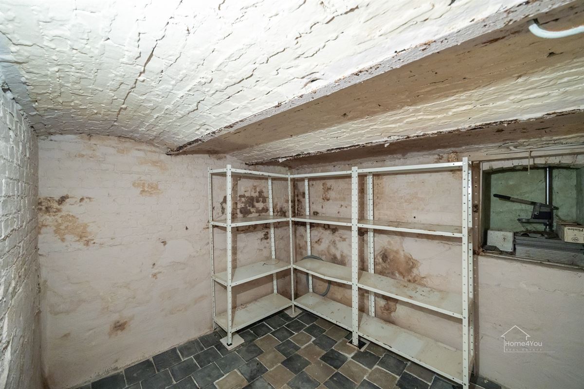 Te renoveren rijwoning met tuintje