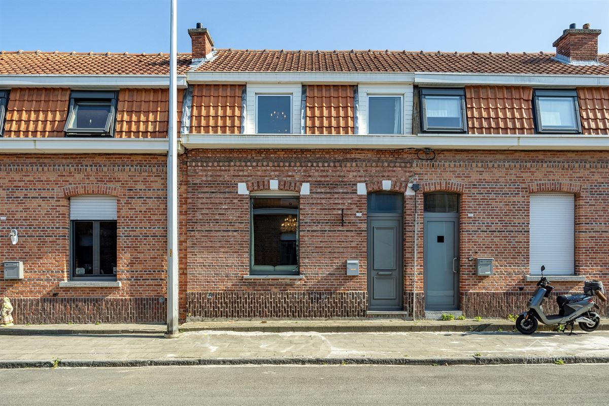 Te renoveren rijwoning met tuintje