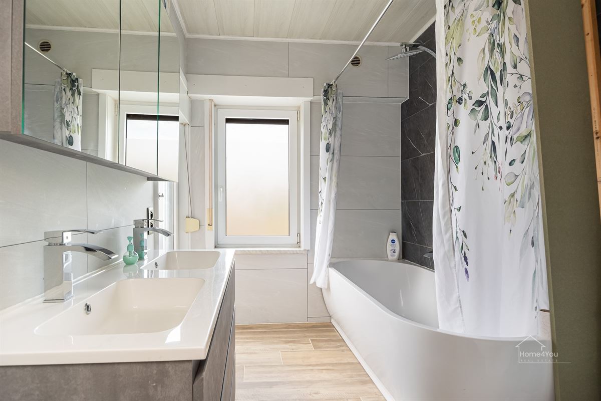 HOB met 4 slaapkamers en 2 badkamers