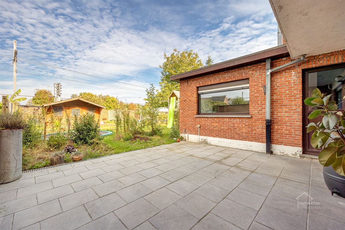 HOB met 4 slaapkamers en 2 badkamers
