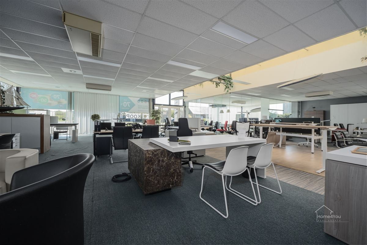  Multifunctioneel bedrijfsgebouw met toonzaal, magazijn, kantoren én woonst op toplocatie.